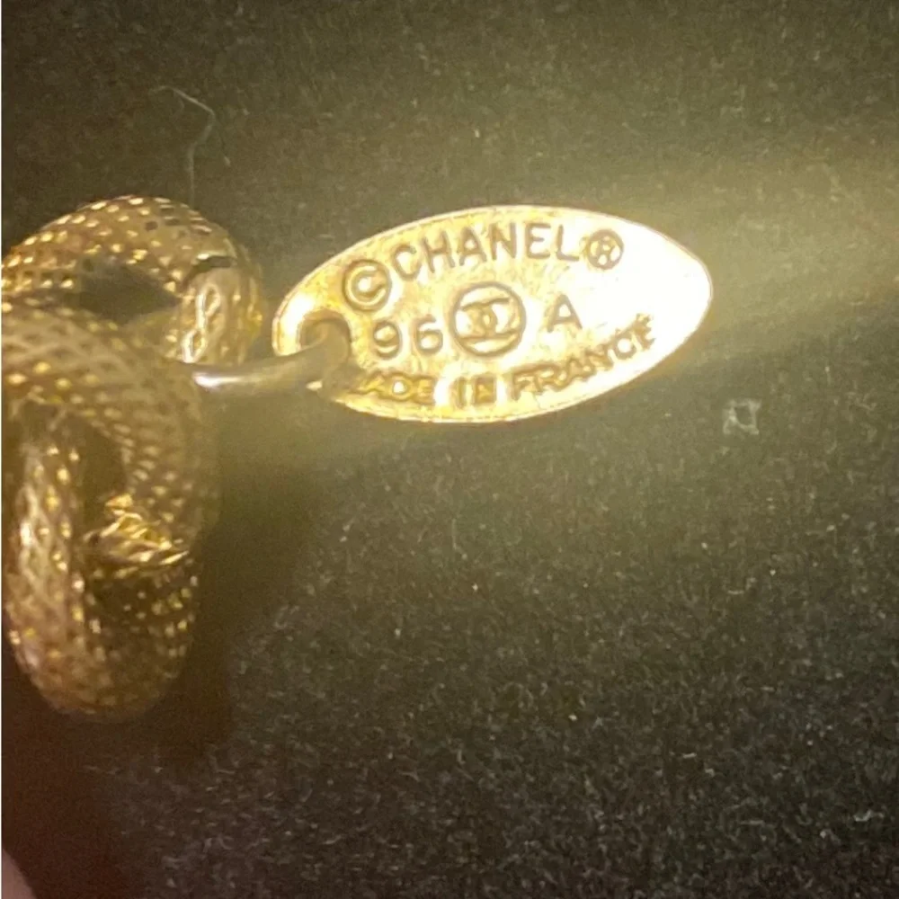 ❌sold❌ CHANEL Vintage 96A Coco Mark Textured Interlocking CC Key Holder Charm